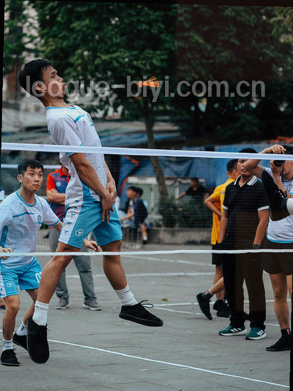 垂直时间轴，五个彩色圆点代表五个赛季